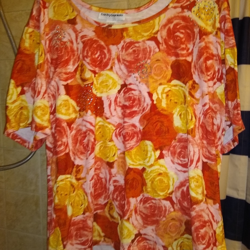 Florish fashion tee with accent